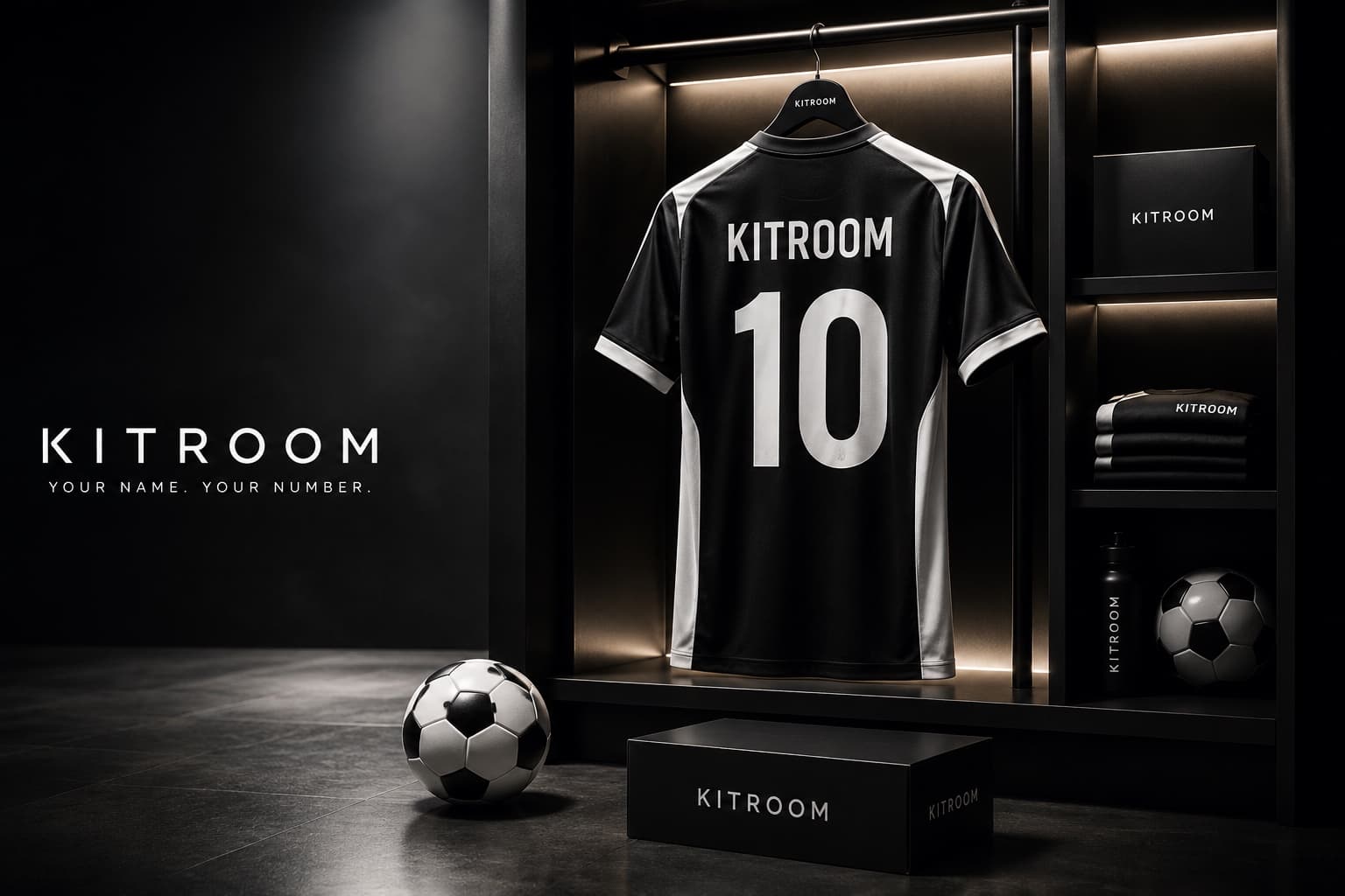 חולצת כדורגל שחורה של KITROOM עם השם KITROOM ומספר 10, תלויה בחדר הלבשה